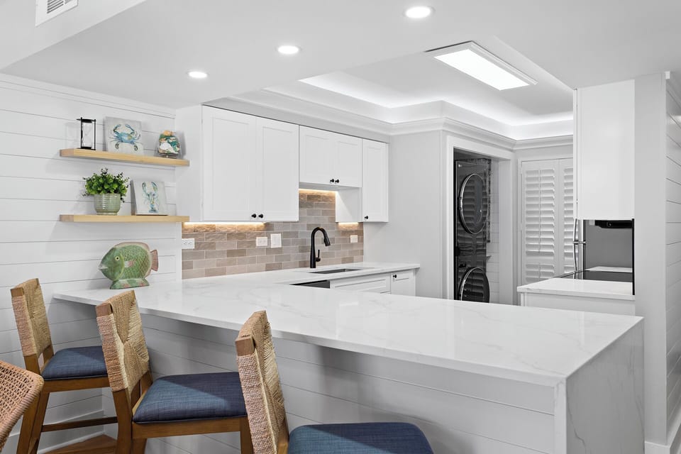 04-Mainsail-162-Kitchen