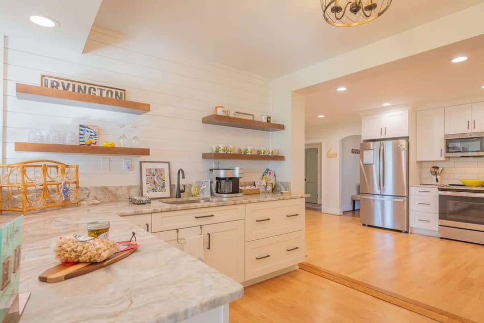 The wet bar off the kitchen is so convenient!Serve breakfast here in the morning, or gather around for a drink in the evening while the chef cooks. Or hire our chef! She's amazing and tells great local stories. (6 pp min). Or she can drop off!