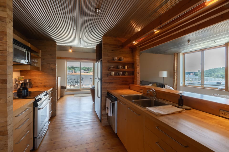 Fantastic gourmet kitchen.