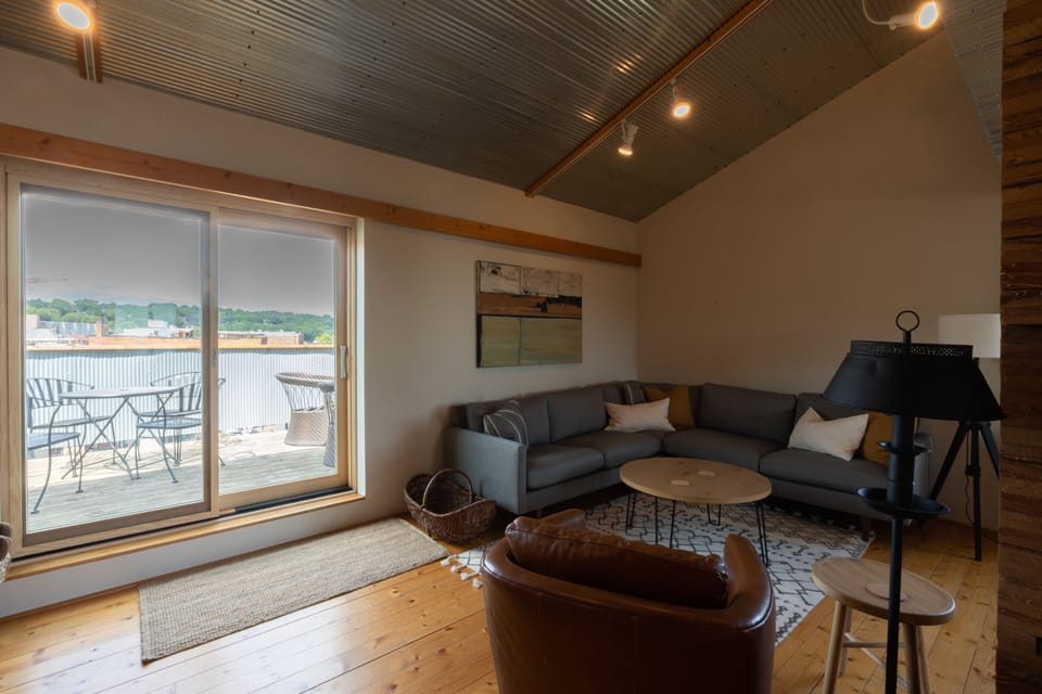Step out onto the balcony from the living room for unbeatable views!
