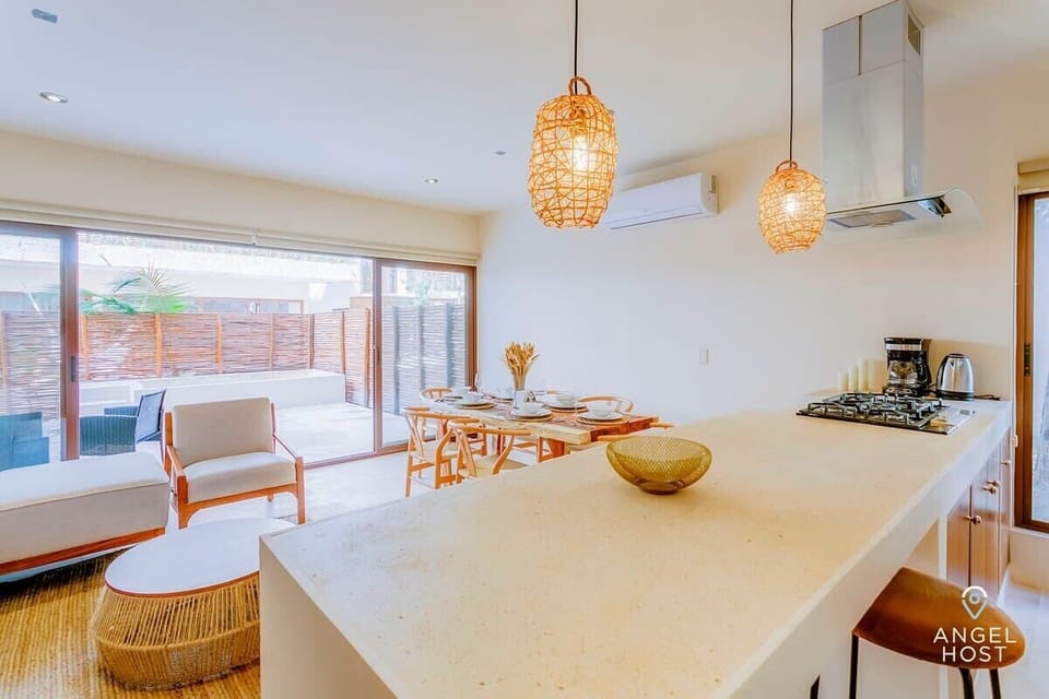 A nice breakfast bar seating at the kitchen counter with stool seating for a quick meal or coffee