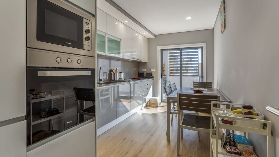 Fully equipped kitchen, where you can prepare your homemade meals before going out to the beach #kitchen #lovelystay
