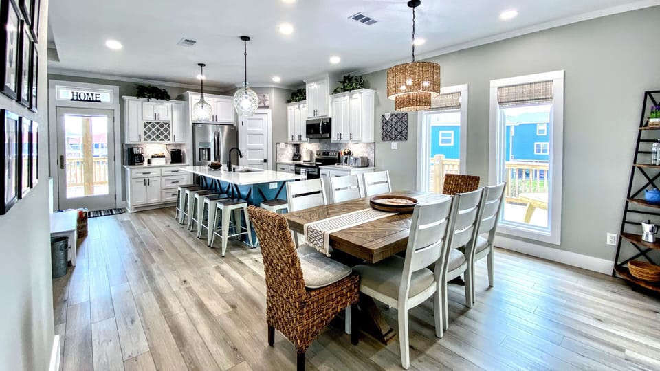 With all the necessary amenities, this kitchen is sure to make Mom proud.