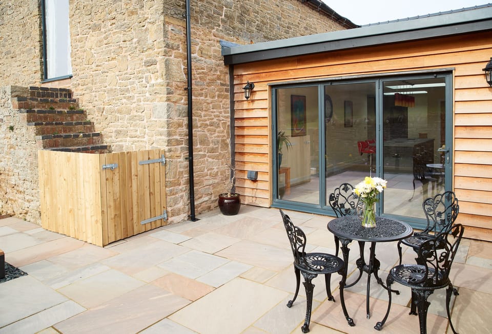Evenwood Granary, Shropshire: Rear patio area with garden furniture
