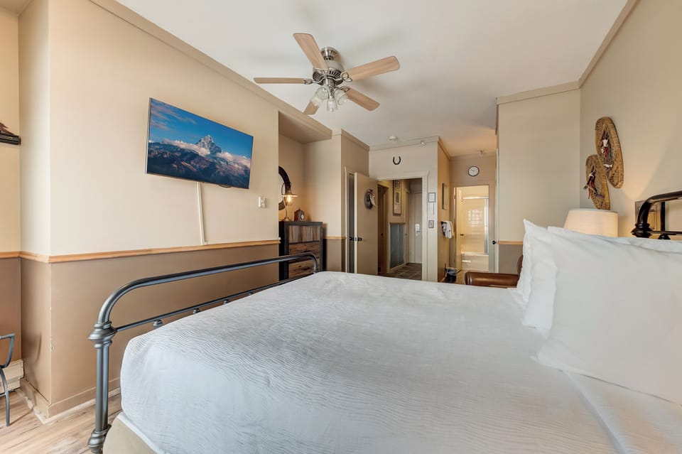 Bedroom with 1 Queen Bed