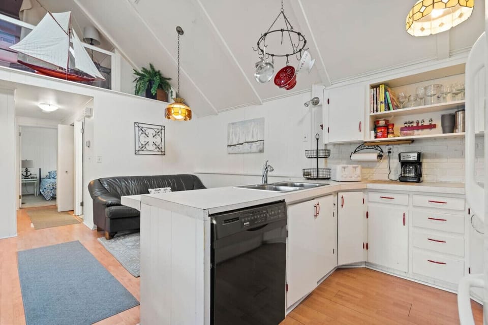 Kitchen (w/a dishwasher!)