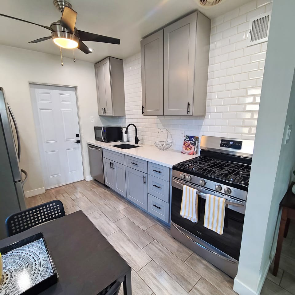 Fully stocked kitchen & table for 4