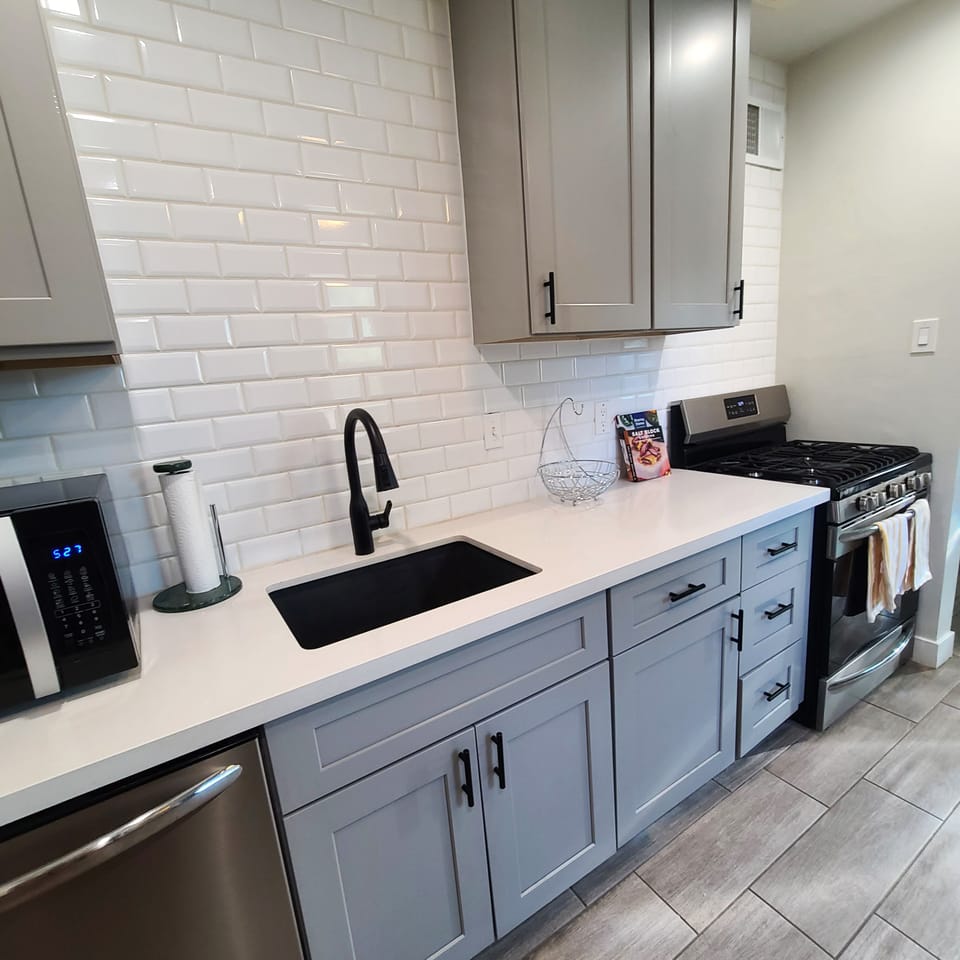 Fully stocked kitchen & table for 4