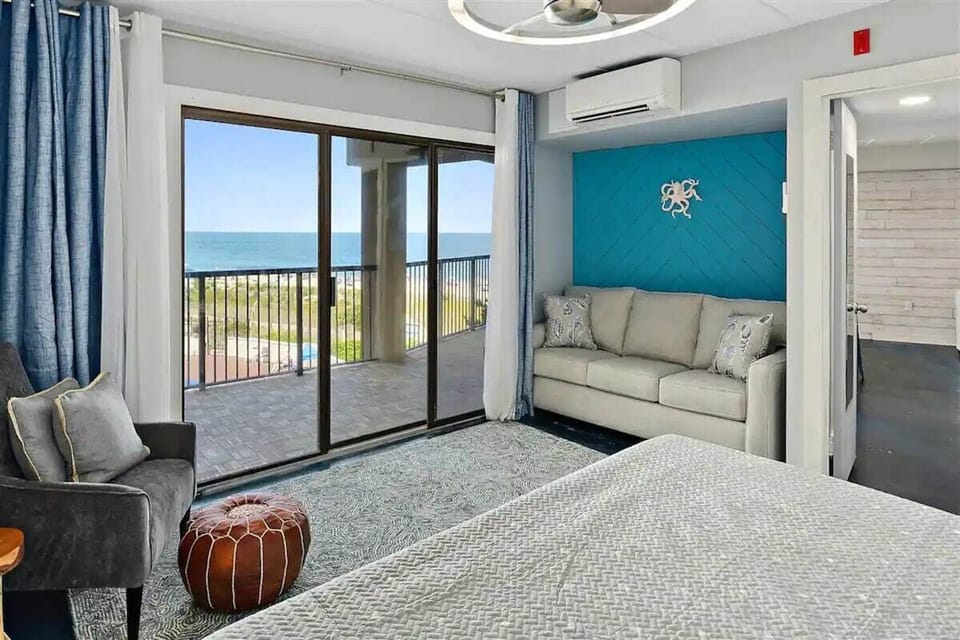 Bedroom with King bed and sofa bed!