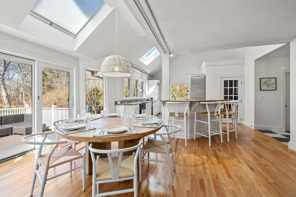Breakfast nook and kitchen bar seating