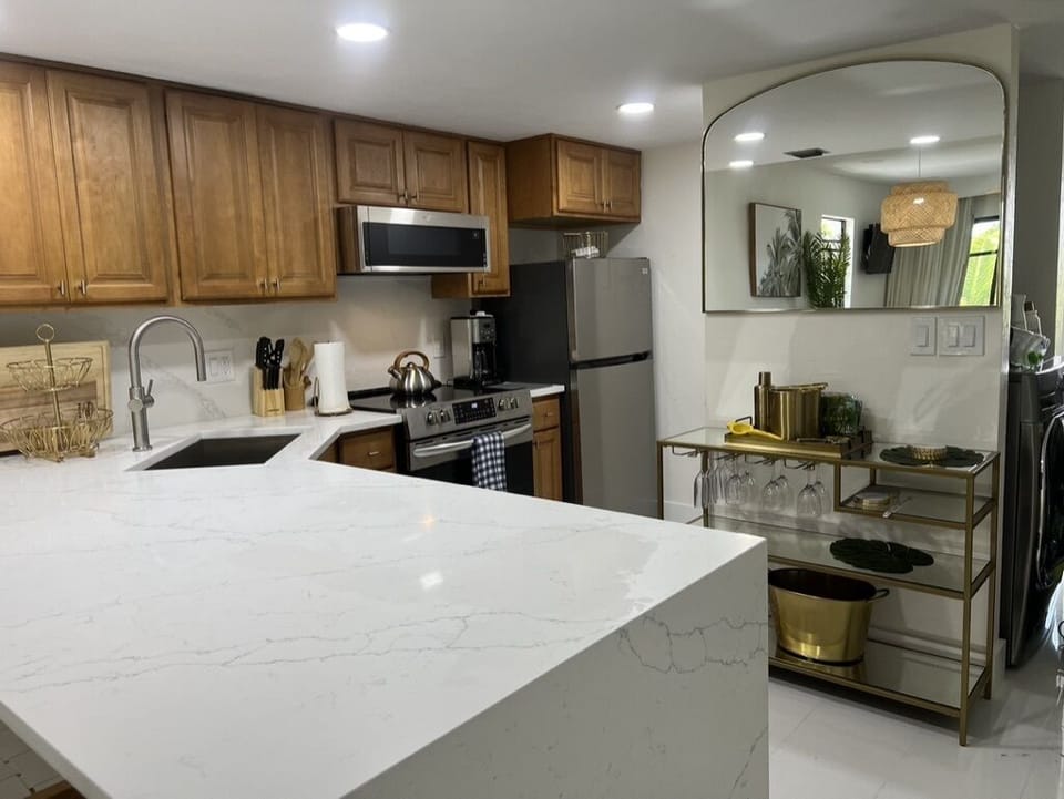 Quartz counters, stainless steel appliances, fully stocked kitchen/ dry bar