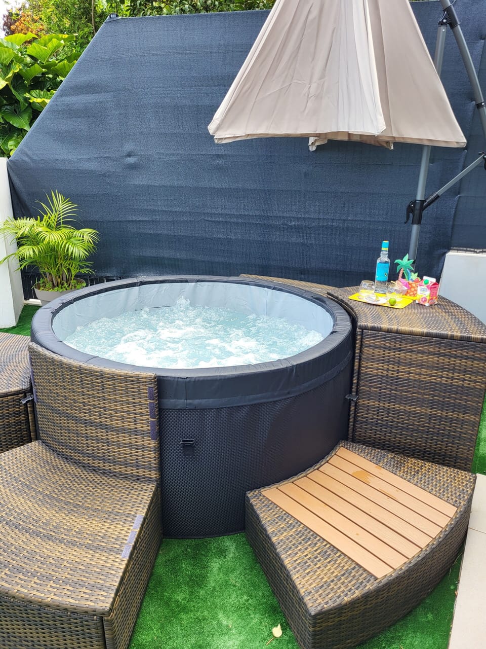 Outdoor spa tub