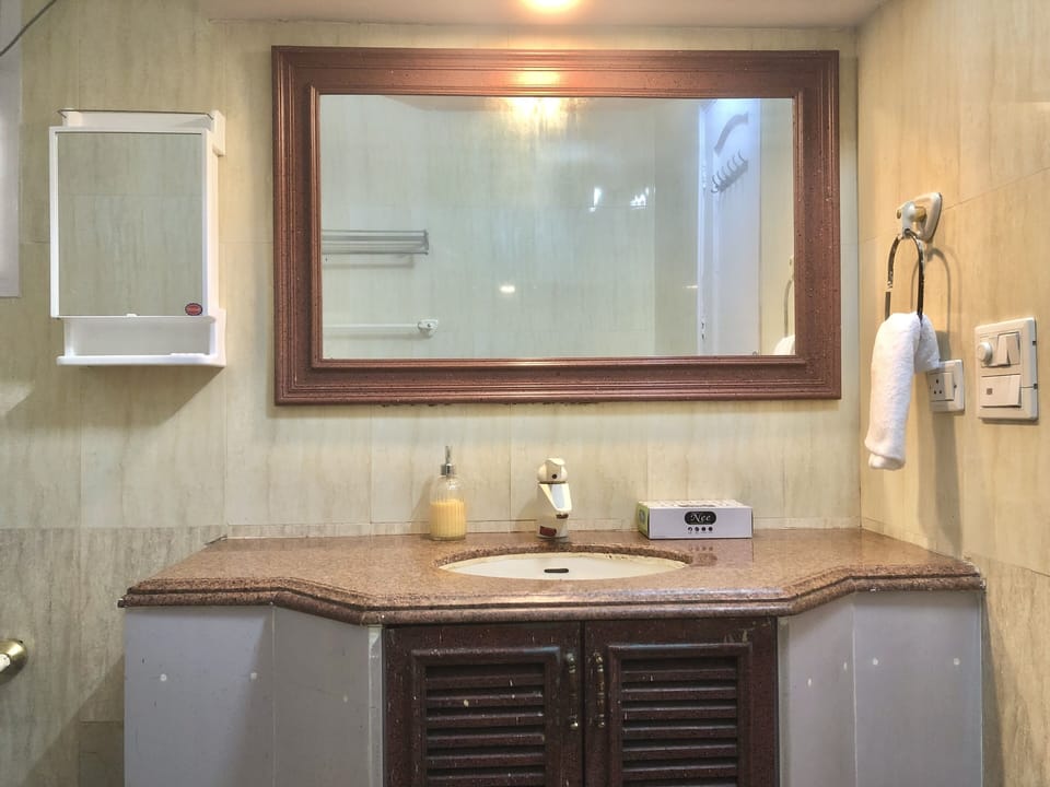 BEDROOM 1 WASHROOM PICTURE
