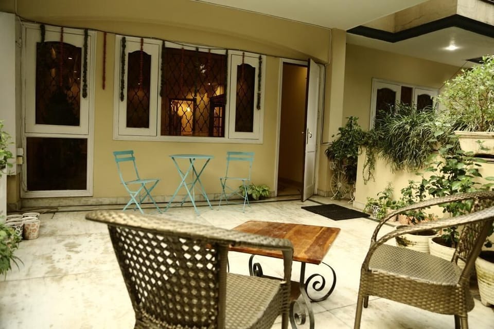 FRONT YARD SITTING AREA FACING PARK ALT VIEW