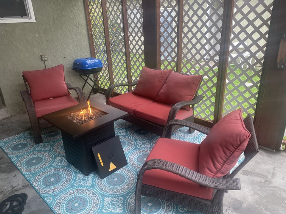 Covered patio w/ fire pit