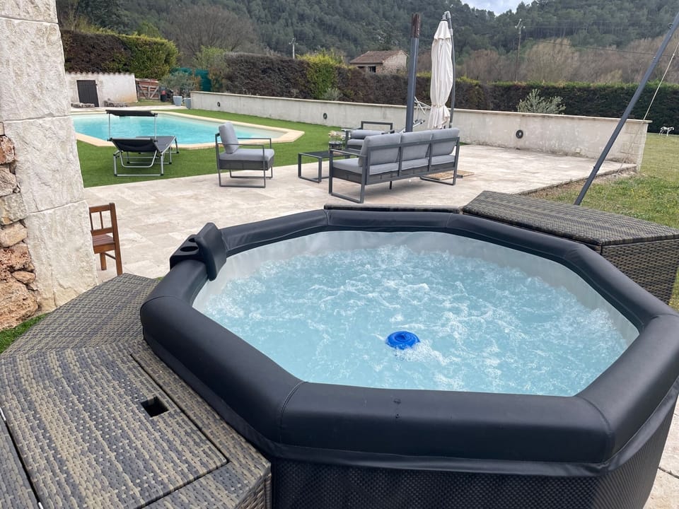 Outdoor spa tub
