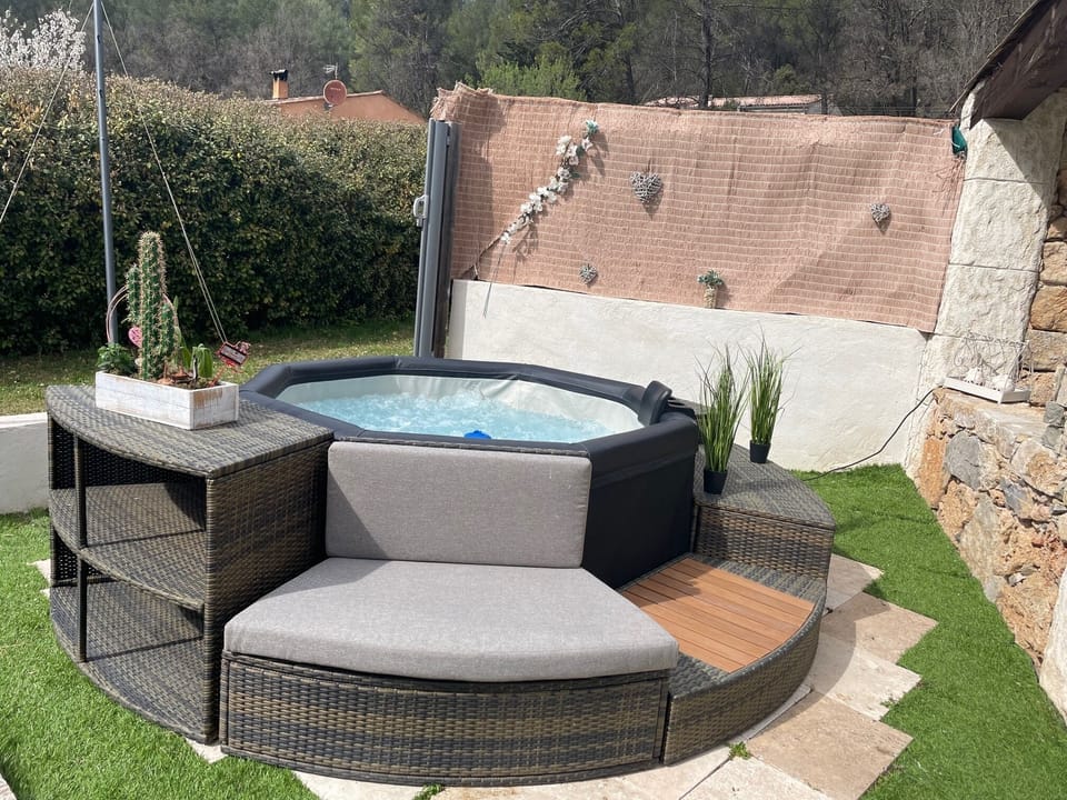 Outdoor spa tub