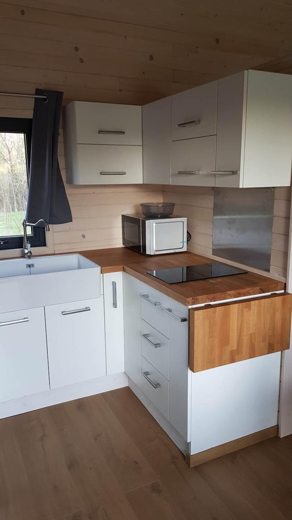 Cabane du Cerf, cuisine coté droit