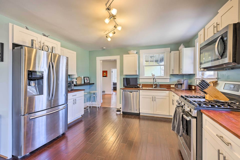 Kitchen | Free WiFi | Spacious Yard | Walk to Ruffner Mountain