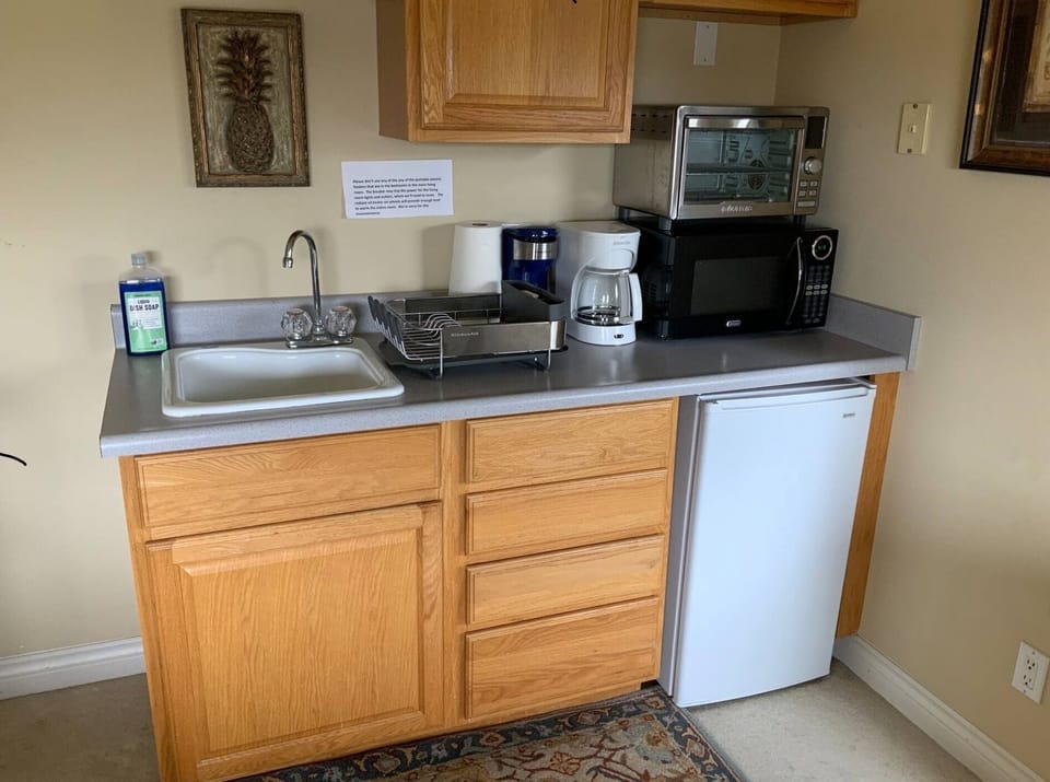 Small kitchenette, not ideal for cooking but for heating things and breakfast