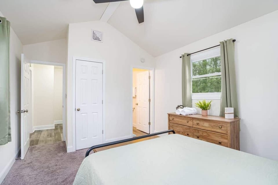Bedroom 4 - Queen Bed w/Full Bath