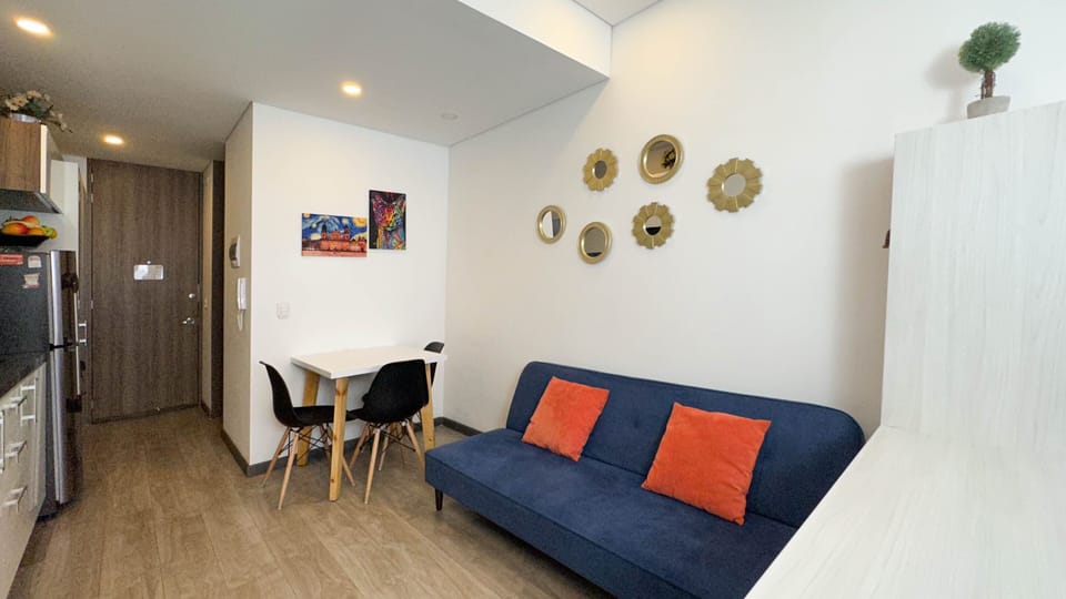 Sofá cama y comedor tres puestos / Three-seater sofa bed and dining room