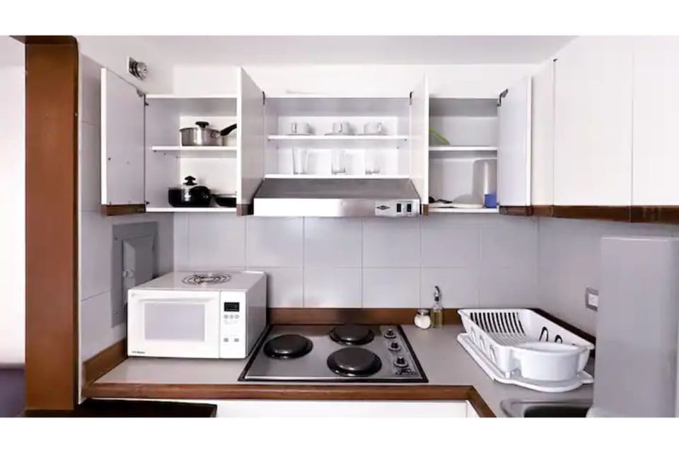 Vajilla, microondas y estufa / Dishware, microwave and stove