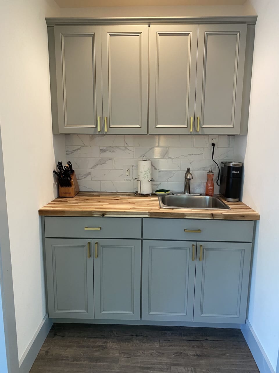 Kitchenette-Keurig coffee maker, plates, cups, utensils-fully stocked cabinets!