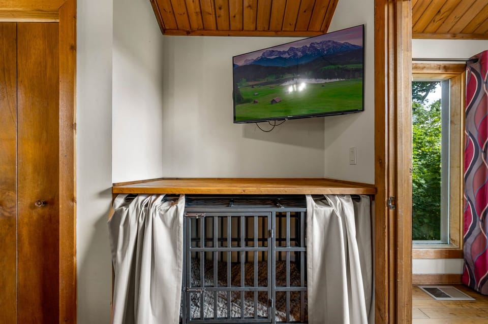 Heavy duty dog crate on main level, for the convenience of our furry guests