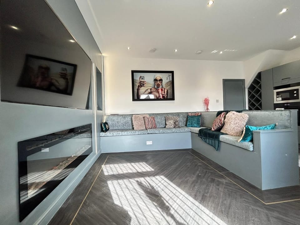 Living Room / Lounge