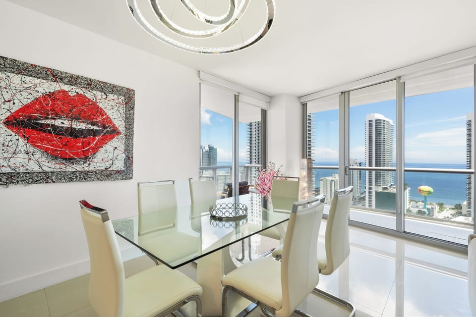 Living room/Dining area