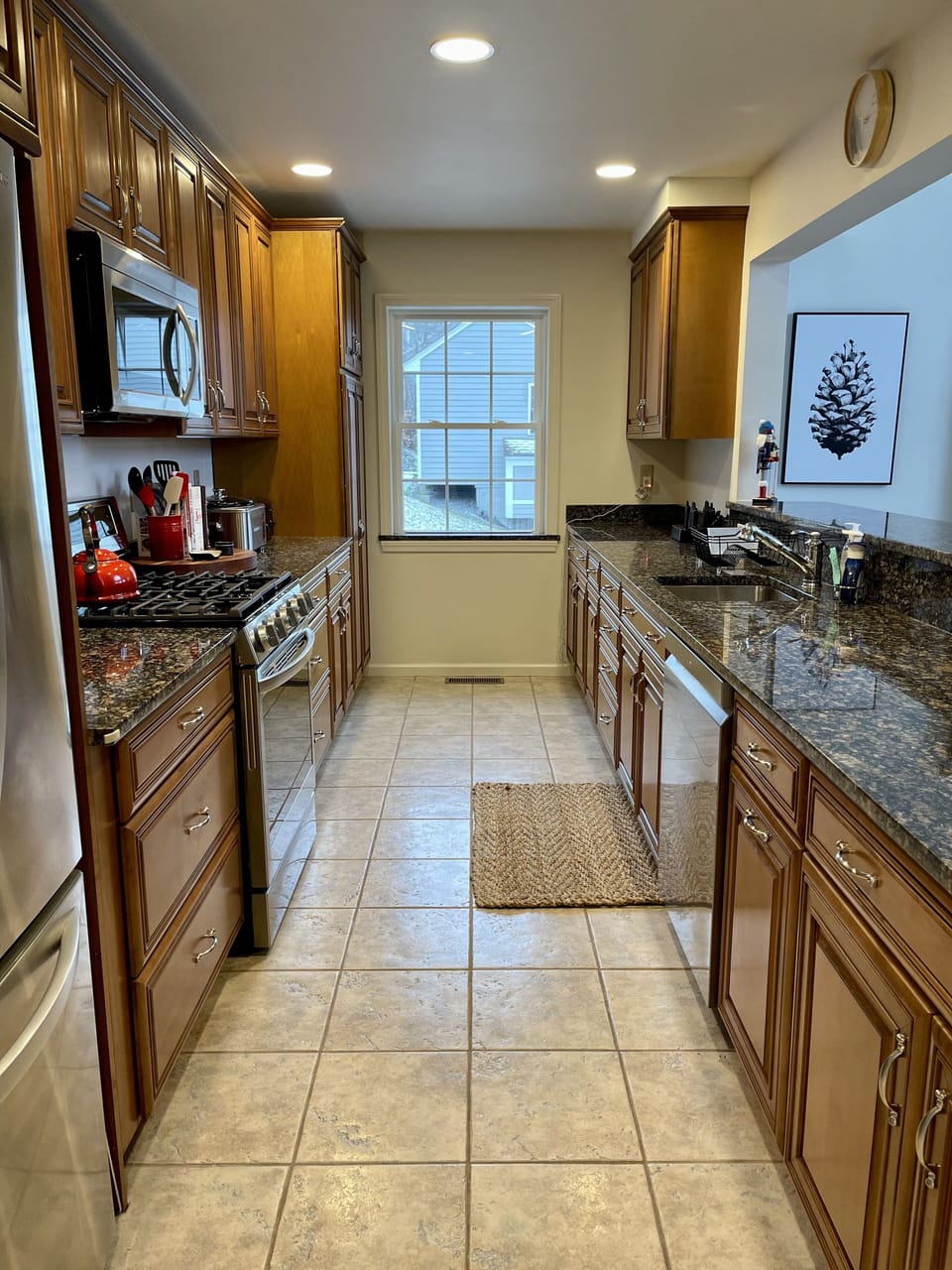 Newly-renovated main-floor kitchen w/luxury cook & serveware
