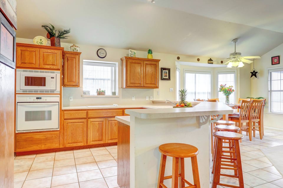 Kitchen | Cooking Basics | Coffee Maker | Paper Towels/Trash Bags Provided