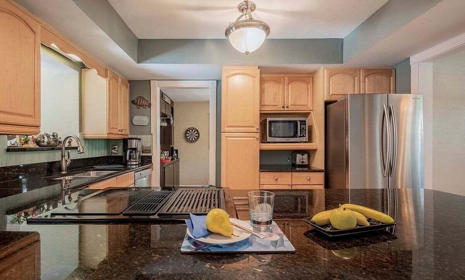 Kitchen with Breakfast Bar