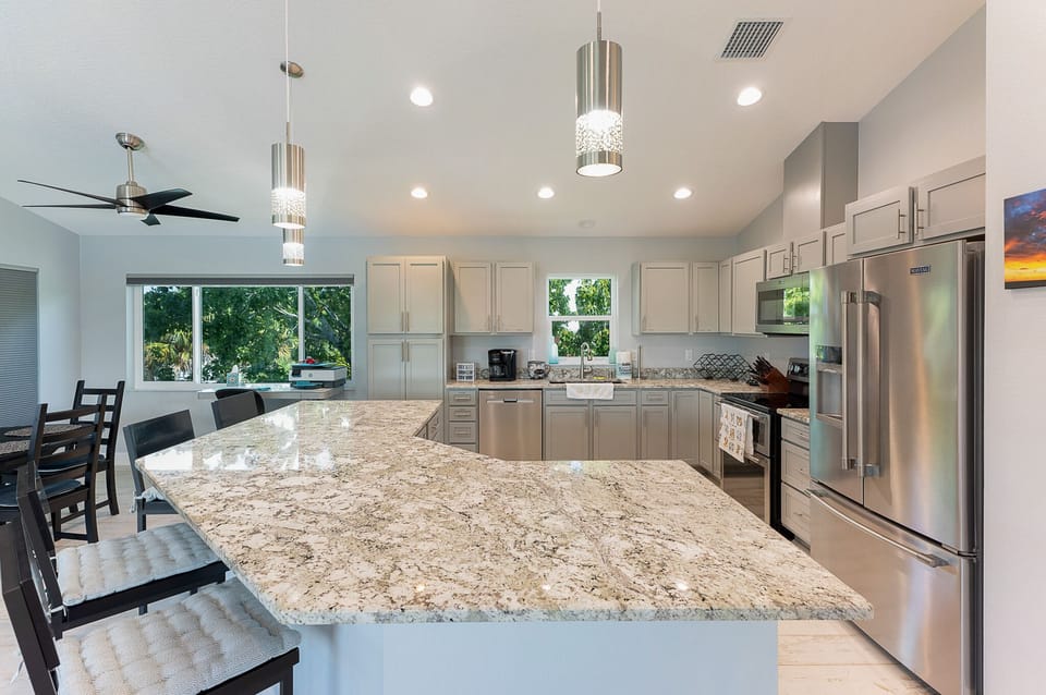 Nice big Island for gatherings