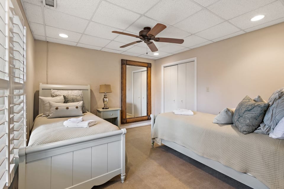 Bedroom Downstairs with Two Twin Beds