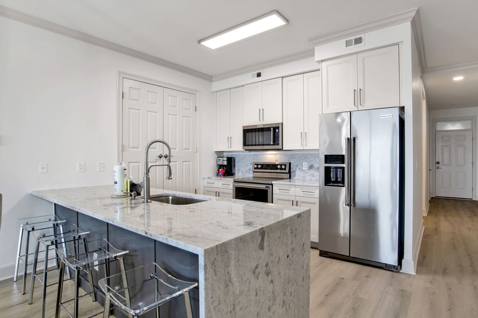 Fully stocked kitchen, brand-new appliances, dual coffee pot with pot or k cup