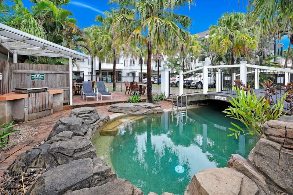 Communal pool & bbq area
