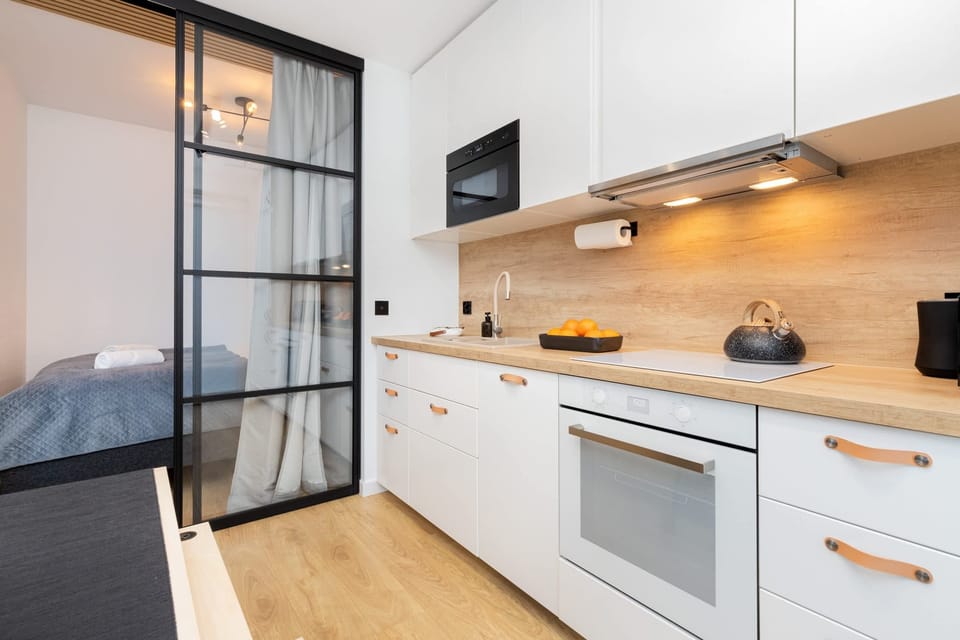Fully equipped kitchenette and entrance to the bedroom.