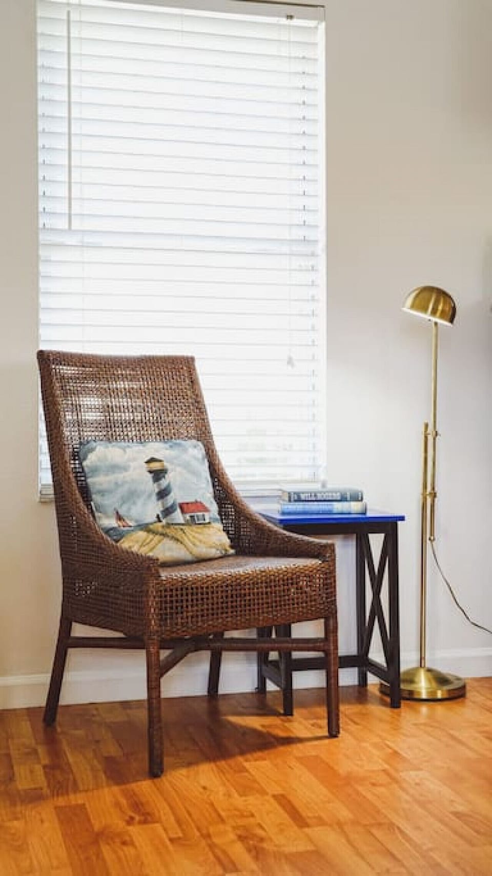Discover your cozy reading nook: a perfect corner to lose yourself in a good book and unwind in style