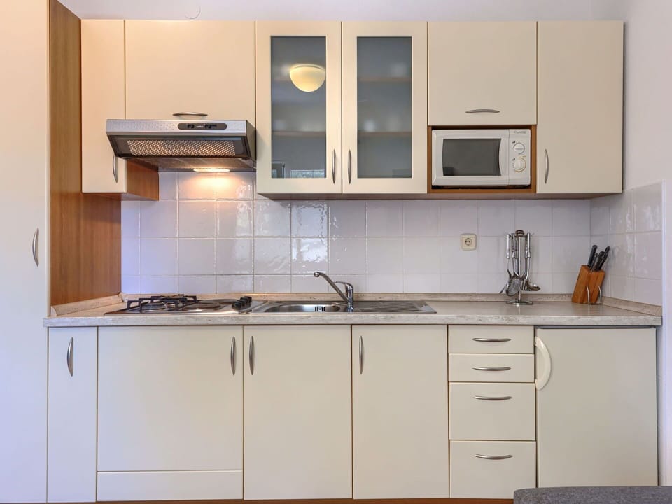 Cabinetry, Countertop, Property, Sink, Kitchen Sink, Building, Tap, Kitchen Stove, Kitchen, Kitchen Appliance