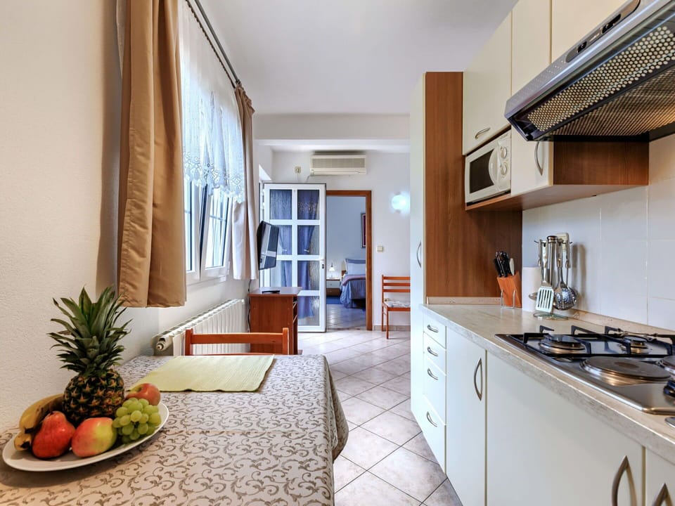 Property, Cabinetry, Countertop, Plant, Wood, Kitchen Stove, Kitchen, Drawer, Building, Chair