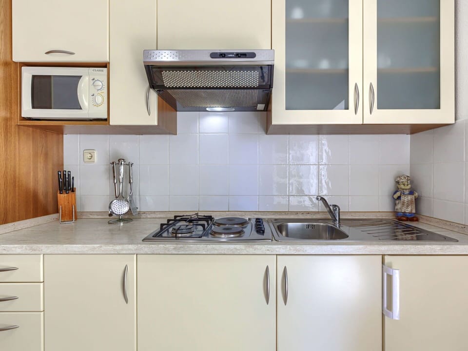 Cabinetry, Countertop, Kitchen Sink, Property, Furniture, Tap, Kitchen Stove, Kitchen Appliance, Kitchen, Tableware