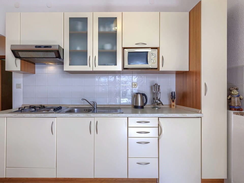 Cabinetry, Countertop, Kitchen Sink, Property, Tap, Sink, Building, Kitchen Stove, Kitchen, Wood