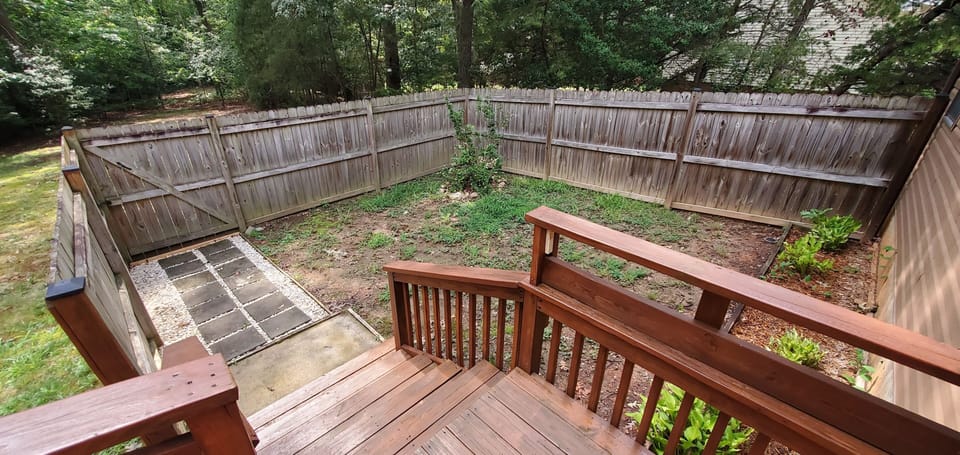 Fully-enclosed back yard area (good for a dog)