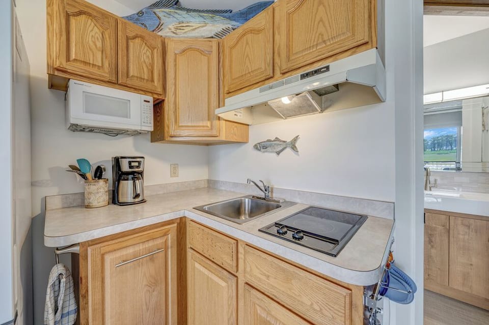 Whip up quick meals in the well-stocked Kitchenette.