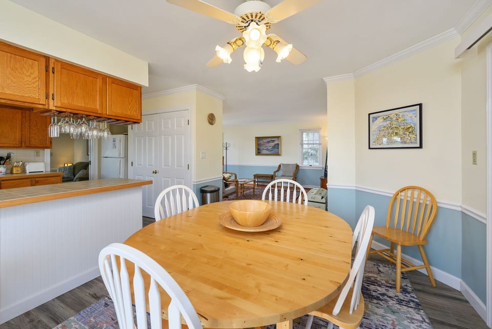 Dine in the comfort of the AC or Al-Fresco on the Waterfront Deck.