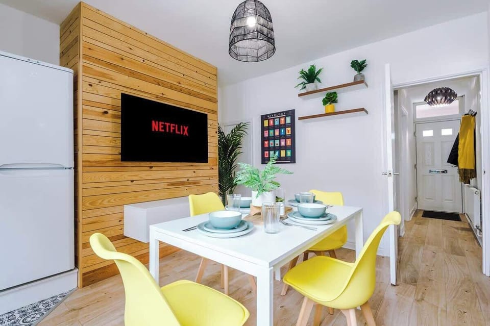 The spacious dining room has space to seat up to 6 people comfortably and is the perfect space to sit down with family and friends for an evening meal or catch up on emails if you are working remotely.