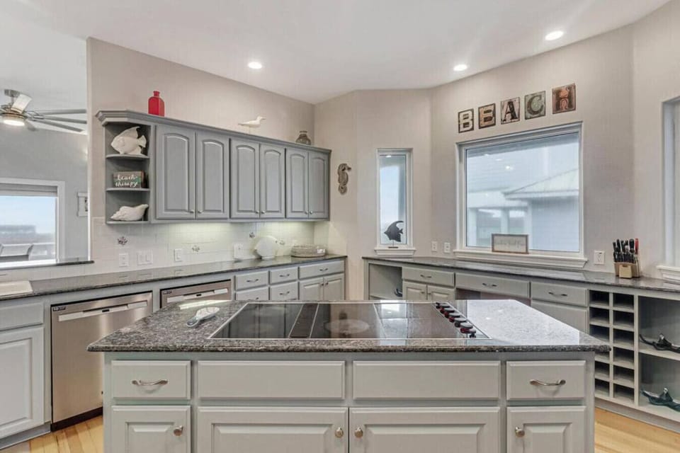 “Spacious, stylish, and fully equipped for beachside bites.