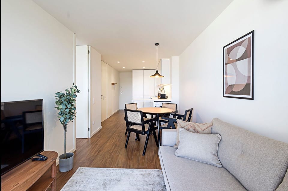 This living area counts with a seating area that can accommodate up to four people, so you can enjoy your homemade meals with the ones you love #lovely #airbnb